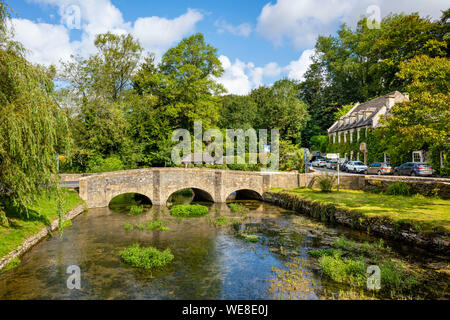 Bibury Brücke über den Fluss Coln und den Efeu bedeckt Hotel The Swan Bibury Bibury Hotels Gloucestershire Cotswolds England UK GB Europa Stockfoto