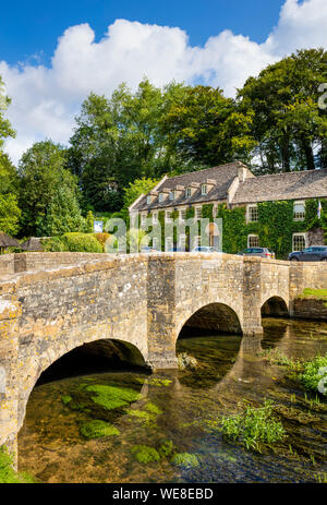 Bibury Brücke über den Fluss Coln und den Efeu bedeckt Hotel The Swan Bibury Bibury Hotels Gloucestershire Cotswolds England UK GB Europa Stockfoto