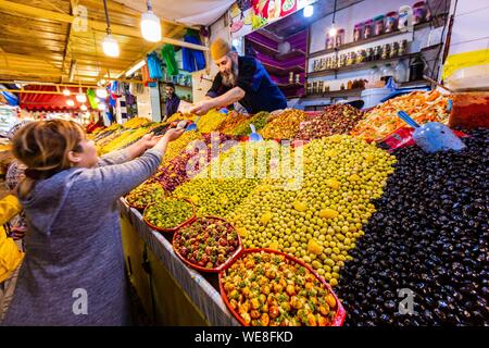 Marokko, Casablanca, Habous Bezirk, courette-Markt mit Oliven Stockfoto