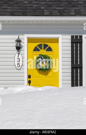 Kanada, Provinz New Brunswick, Chaleur Region, bunte Tür im Winter eingerichtet Stockfoto