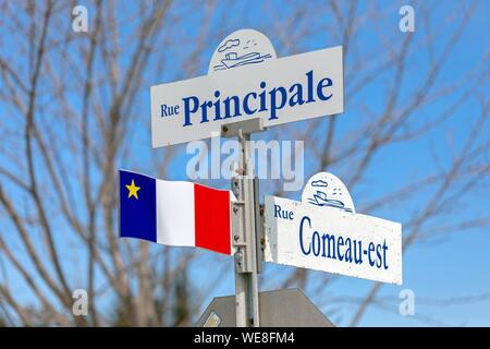 Kanada, Provinz New Brunswick, Chaleur Region, Französische Straße Zeichen mit Acadian Flagge Stockfoto