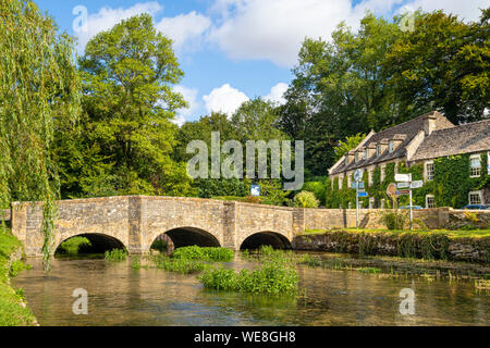 Das Cotswolds-Dorf Bibury mit Brücke über den Fluss Coln und das Efeu bedeckte das Swan Hotel Bibury Gloucestershire Bibury Cotswolds England UK GB Stockfoto