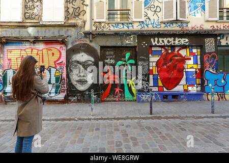 Frankreich, Paris, Street Art, Graffitis und Wandmalereien in der Rue Denoyez Stockfoto