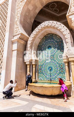 Marokko, Casablanca, Brunnen auf dem Vorplatz der Moschee Hassan II Stockfoto