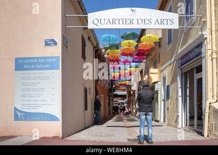 Frankreich, Var, Saint-Raphaël, Arts District, bunte Schirme hängen in der Rue du Safranier Stockfoto