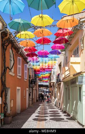 Frankreich, Var, Saint-Raphaël, Arts District, bunte Schirme hängen in der Rue du Safranier Stockfoto