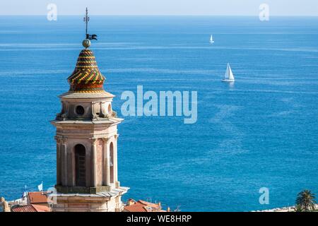 Frankreich, Alpes-Maritimes, Menton, Glockenturm der Kapelle der Unbefleckten Empfängnis, oder Weißen Büßer und die Bucht von Soleil Stockfoto