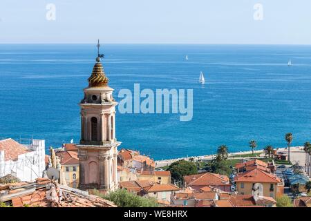 Frankreich, Alpes-Maritimes, Menton, Glockenturm der Kapelle der Unbefleckten Empfängnis, oder Weißen Büßer und die Bucht von Soleil Stockfoto