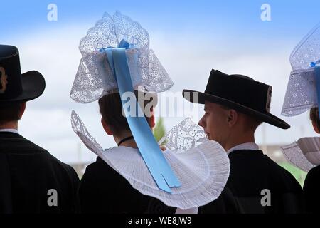 Frankreich, Finistere, Pont l'Abbe stickerei Festival, Kopfschmuck von Pont Aven Stockfoto