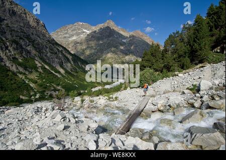 Frankreich, Isère, massiv von Oisans, Nationalpark Ecrins, in der Ortschaft Berarde, Wandern auf dem Weg zu dem Heiligtum Ecrins Tempel Passage der Torrent der Pilatte am unteren Gipfel des Encoula (3536 m) Stockfoto