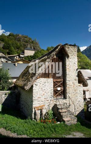 Frankreich, Hautes Alpes, Oisans Massiv, Nationalpark, Valgaudemar, die Kapelle in Valgaudemar, das Museum der strohgedeckten Mühle im Dorf Villar Loubiere Stockfoto