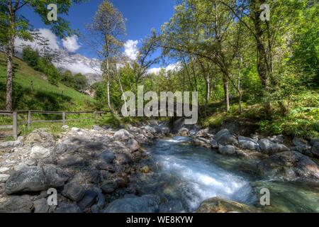 Frankreich, Hautes Alpes, massiv von Oisans, National Park, La Chapelle en Valgaudemar, die oules Brücke in der Ortschaft Les Portes und der Buchardet torrent Stockfoto