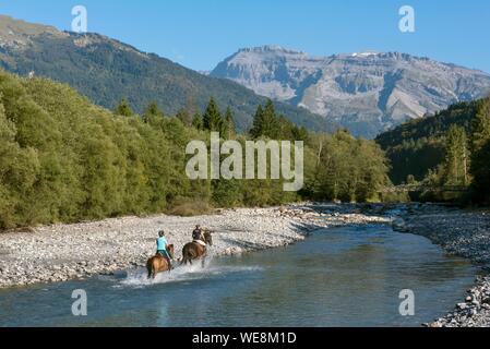 Frankreich, Haute Savoie, Mieussy, Reiten entlang der Giffre und Berg Buet (3098 m) Stockfoto