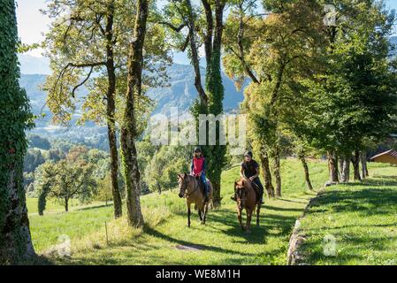 Frankreich, Haute Savoie, Mieussy, Reiten entlang der Giffre aus Sommand, in der Almen Stockfoto