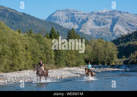 Frankreich, Haute Savoie, Mieussy, Reiten entlang der Giffre und Berg Buet (3098 m) Stockfoto