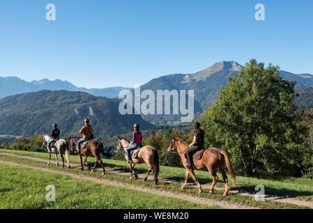 Frankreich, Haute Savoie, Mieussy, Reiten entlang der Giffre aus Sommand, Blick in die Wiesen von Jourdy und die Berge von Mole (1863 m) Stockfoto