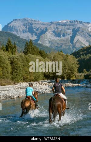 Frankreich, Haute Savoie, Mieussy, Reiten entlang der Giffre und Berg Buet (3098 m) Stockfoto