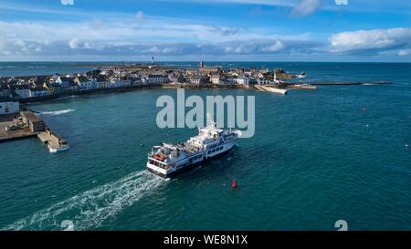 Frankreich, Finistere, Iroise, Iles du Ponant, Parc Naturel Regional d'Armorique (Armorica Regionaler Naturpark), Ile de Sein, mit der Bezeichnung Les Plus Beaux de France (die schönste Dorf in Frankreich), Abfahrt der Fähre Enez Sun zu Audierne (Vue aérienne) Stockfoto