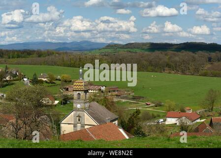 Frankreich, Haute Saône, Aillevans, Dorf, Saint Nazaire Kirche vom 18. Jahrhundert, Comtois Kirchturm mit Blick auf Ronchamp und Vosges Stockfoto