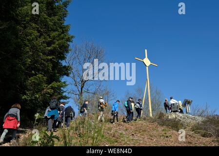 Frankreich, Haute Saône, Plancher les Mines, Laurier Bergbau Schaltung, die Cholera Kreuz, Wanderer Stockfoto