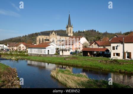 Frankreich, Haute Saone, Ronchamp, Dorf, Kirche, Fluss Rahin, Hügel mit Kapelle Notre Dame du Haut Stockfoto