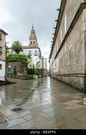 Santiago de Compostela, Spanien; August 9, 2019: Pilger und Touristen zu Fuß an einem regnerischen Tag Straße der alten Stadt Santiago de Compostela Stockfoto