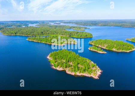 Luftaufnahme von grünen Inseln und Blue Lake Stockfoto