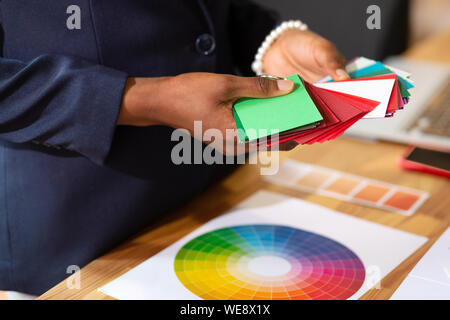 In der Nähe von Designer Armband tragen Sie Farbe Stockfoto