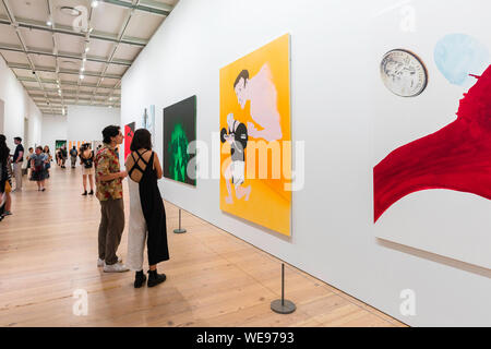 Whitney New York City Art, Ansicht von zwei jungen Menschen, die Gemälde im Whitney Museum of American Art, Manhattan, New York City, USA, ansehen Stockfoto