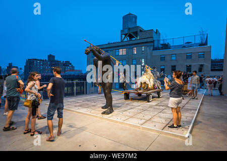 New Yorker Kunstszene, Aussicht in der Nacht von Leuten an der Kunstwerke von Nicole Eisenman (Prozession), Whitney Museum der amerikanischen kunst, New York City, USA Stockfoto