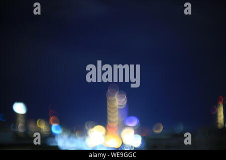 Blur stadt himmel Nacht Licht. bokeh Unschärfe-effekte im Licht von Gebäude in einer Metropole. Geschäft und das Leben in der Stadt Konzepte Hintergrund. Stockfoto
