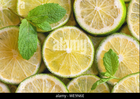 Frische Zitronenscheiben Hintergrund und Minzeblättchen Stockfoto