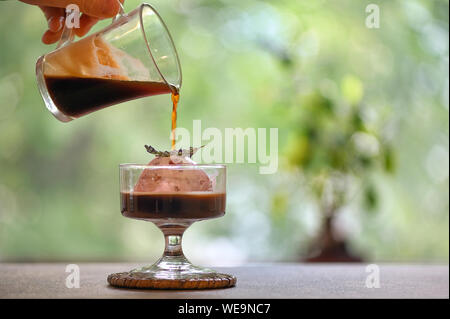 Espresso Kaffee mit Eis auf ein Glas Schale Stockfoto