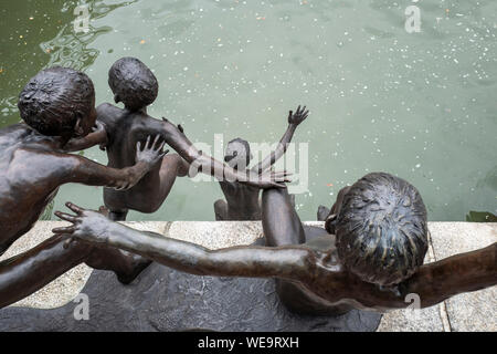 Erste Generation Bronze Skulpturen als Teil der Menschen der Fluss Serie von artist Chong Fah Cheong auf dem Singapore River, Singapur Stockfoto