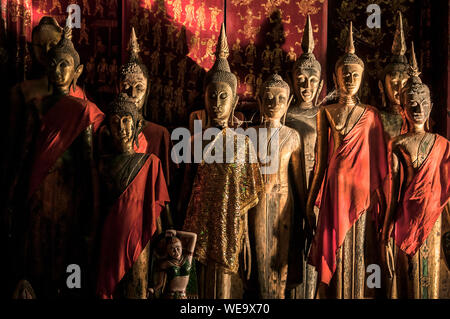 Alte Buddha Skulpturen im Wat Xieng Thong Stockfoto