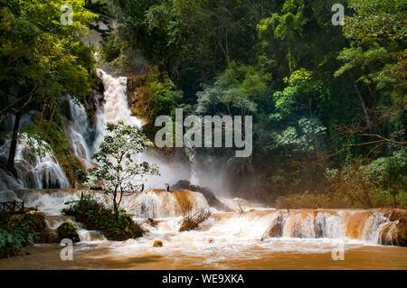 Kuang Si Wasserfall in Luang Prabang, Laos während der Monsunzeit. Stockfoto