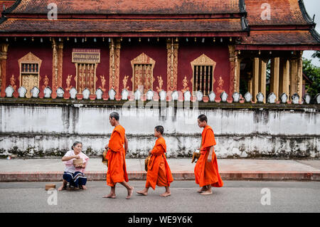 Sep 6, 2011 Luang Prabang, Laos: Traditionelle Almosen Preisverleihung der Verteilung von Essen Mönche auf den Straßen zu Buddhistischen Stockfoto