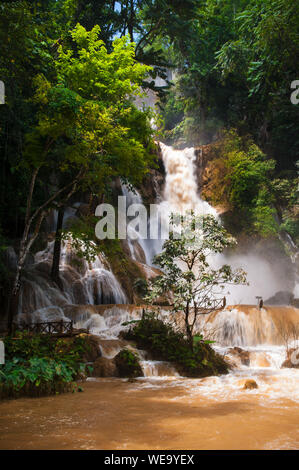 Kuang Si Wasserfall in Luang Prabang, Laos während der Monsunzeit. Stockfoto