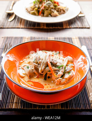 Thai Tom Kha Gai Suppe mit Hähnchen und Chili Stockfoto