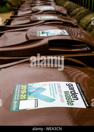 Eine Linie der braune Gartenabfälle wheelie Bins außerhalb einer gemeinschaftlichen Garten. Stockfoto