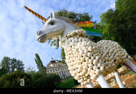 Ludwigsburg, Deutschland. 30 Aug, 2019. Ein Einhorn aus weißen Kürbisse am 20 Kürbis Ausstellung im Park des Residenzschlosses vorgestellt. Nach Ausstellern, dies ist der größte seiner Art in der Welt in diesem Jahr unter dem Motto "fantastische Märchenwelt". Quelle: Thomas Kienzle/dpa/Alamy leben Nachrichten Stockfoto