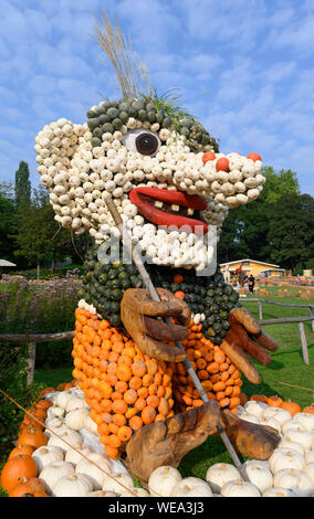 Ludwigsburg, Deutschland. 30 Aug, 2019. Ein Bild von einem Troll aus Kürbissen ist am 20 Kürbis Ausstellung im Park des Residenzschlosses vorgestellt. Nach Ausstellern, dies ist der größte seiner Art in der Welt in diesem Jahr unter dem Motto "fantastische Märchenwelt". Quelle: Thomas Kienzle/dpa/Alamy leben Nachrichten Stockfoto