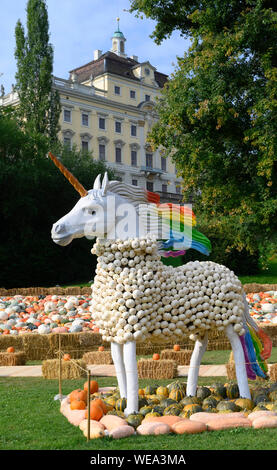 Ludwigsburg, Deutschland. 30 Aug, 2019. Ein Einhorn aus weißen Kürbisse am 20 Kürbis Ausstellung im Park des Residenzschlosses vorgestellt. Nach Ausstellern, dies ist der größte seiner Art in der Welt in diesem Jahr unter dem Motto "fantastische Märchenwelt". Quelle: Thomas Kienzle/dpa/Alamy leben Nachrichten Stockfoto