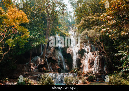 Große Exotische schöne Kuang Si Wasserfall unter den Regenwald in Luang Prabang, Laos während der Sommersaison. Stockfoto