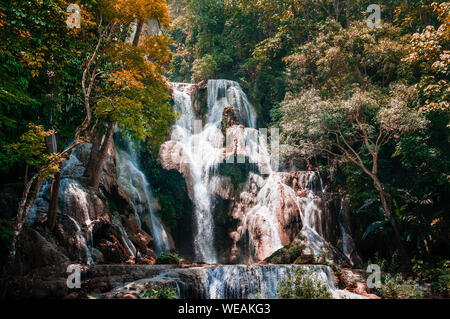 Große Exotische schöne Kuang Si Wasserfall unter den Regenwald in Luang Prabang, Laos während der Sommersaison. Stockfoto