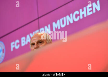 München, Deutschland. 30 Aug, 2019. Uli Hoeneß (Honess, Präsident des FC Bayern München), Einzelbild, Einzelbild, Porträt, Porträt, Porträts. Pressekonferenz mit Uli Hoeneß (Honess, Präsident des FC Bayern München) FC Bayern München. Fußball 1. Bundesliga, Saison 2019/2020, am 30.08.2019 in der Allianz Arena. | Verwendung der weltweiten Kredit: dpa/Alamy leben Nachrichten Stockfoto