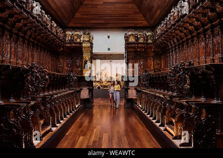 Chorgestühl der Kirche San Benito el Real, natürliche und mehrfarbigem Holz im National Museum von San Gregorio Hochschule in Valladolid, Spanien Stockfoto