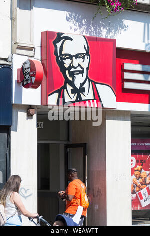 KFC Kentucky Fried Chicken Outlet in der King Street, Hammersmith, London, W6, UK Stockfoto