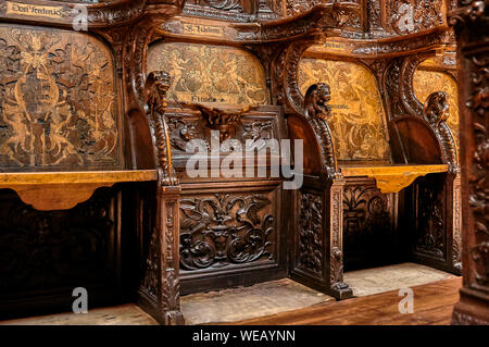 Chorgestühl der Kirche San Benito el Real, natürliche und mehrfarbigem Holz im National Museum von San Gregorio Hochschule in Valladolid, Spanien Stockfoto