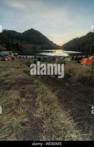 Ranu Kumbolo See ist heilige See für hinduistische in Bromo Tengger Semeru National Park in Malang lumajang Ost Java in Indonesien Stockfoto